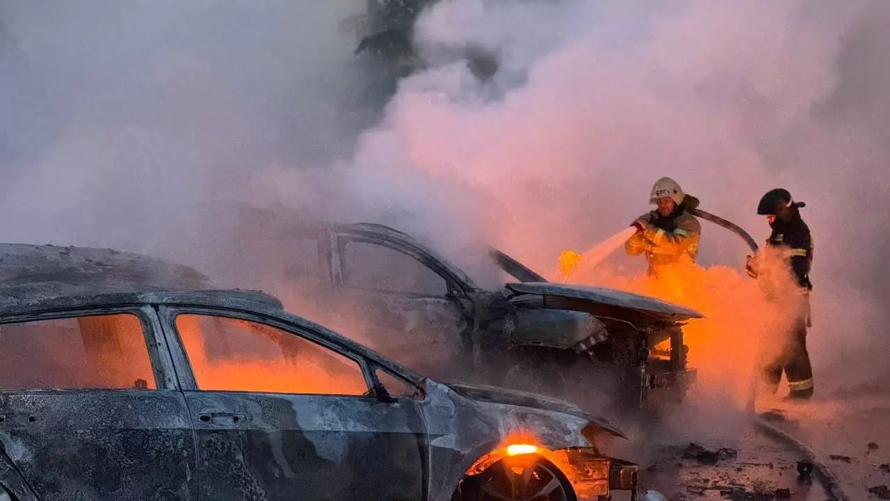 Во время очередной атаки на Белгород сгорело несколько автомобилей