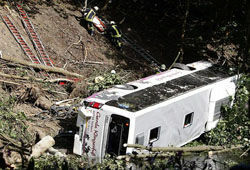 В Германии автобус сорвался в пропасть, 5 погибших (Фото)