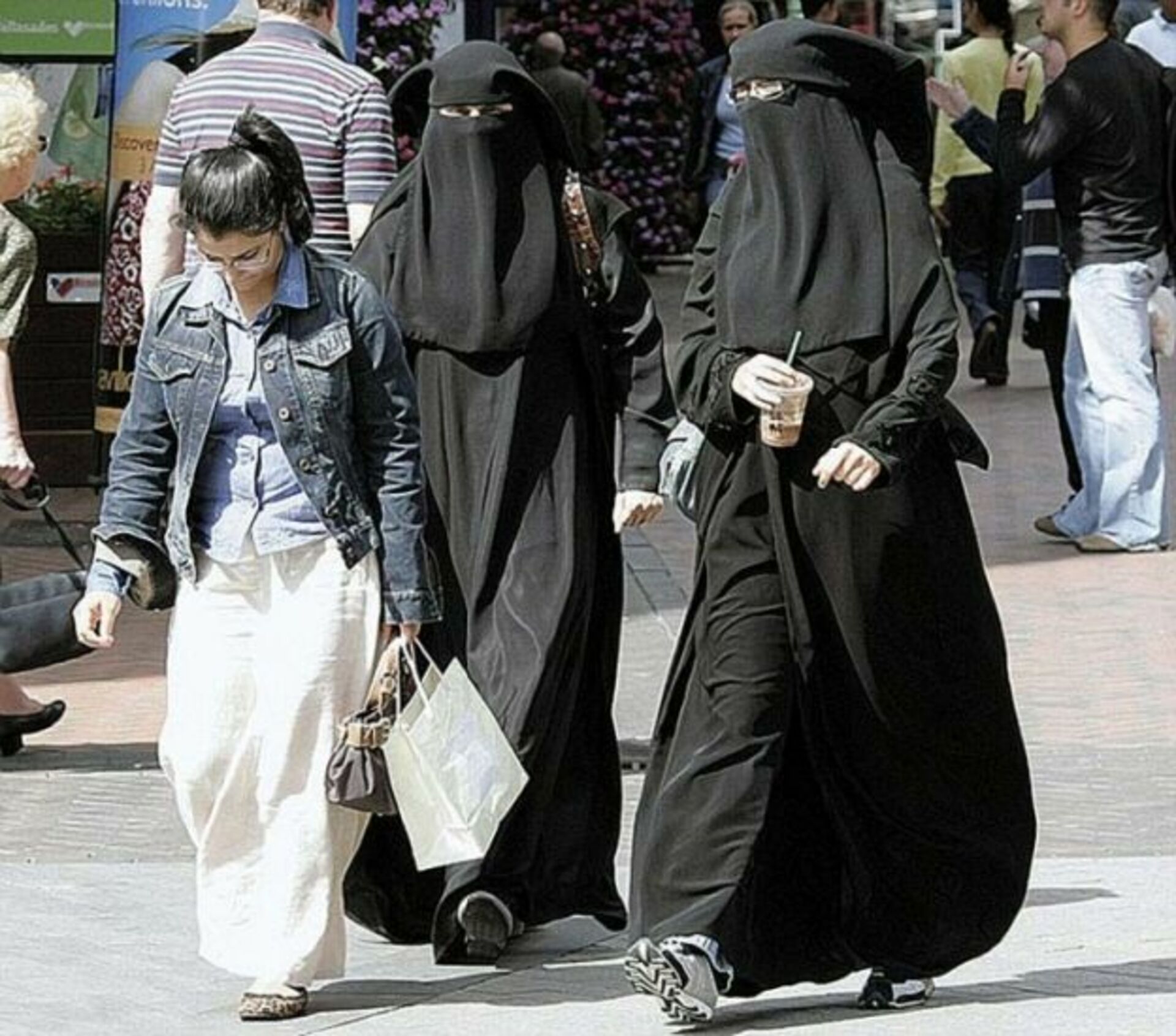 Больше мусульман живет. Настоящий хиджаб по шариату. Мусульманки по шариату. Мусульманки в Великобритании. Изар одежда в Исламе.