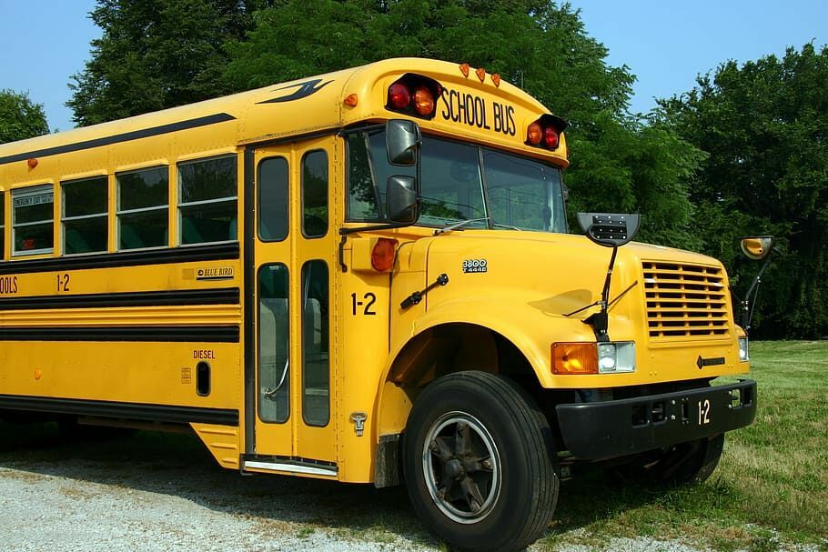 В США женщина спасла детей после возгорания школьного автобуса