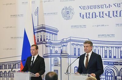 В обе стороны. Армения умудряется проходить между «сциллой» Евросоюза и «харибдой» России
