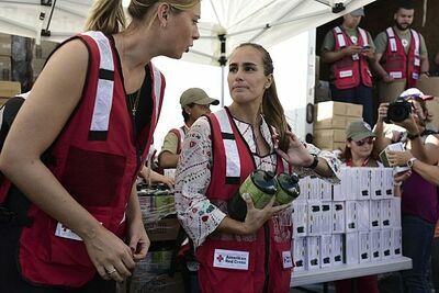 Одна из самых состоятельных спортсменок мира Мария Шарапова привезла гуманитарную помощь жителям Пуэрто-Рико, пострадавшим от урагана 