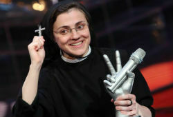 Победительницей итальянского «Голоса» стала сицилийская монахиня Скуччиа