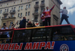 В центре Москвы чествовали сборную России по хоккею – чемпионов мира