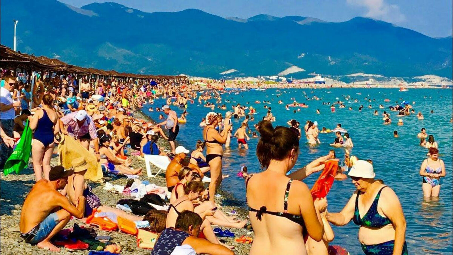 Турция отдых опасно. Новороссийск пляж Алексино 2023. Черное море пляж. Люди на пляже. Отдыхающие на пляже.