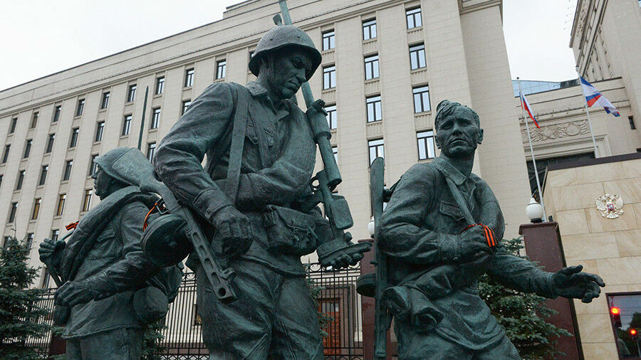 Пьяный иностранец погнул памятник "Они сражались за Родину" в Москве