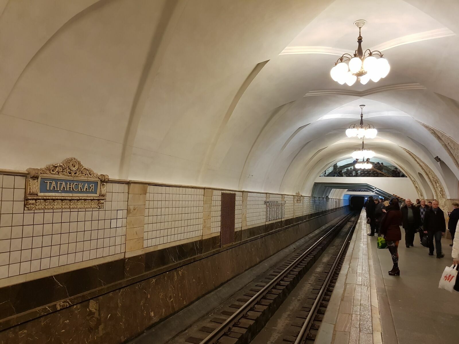 В московском метро погибла женщина, упав на рельсы