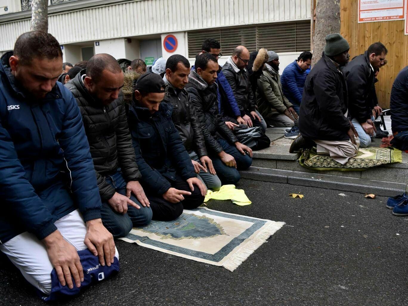 Во Франции намерены запретить мусульманам молиться на улицах