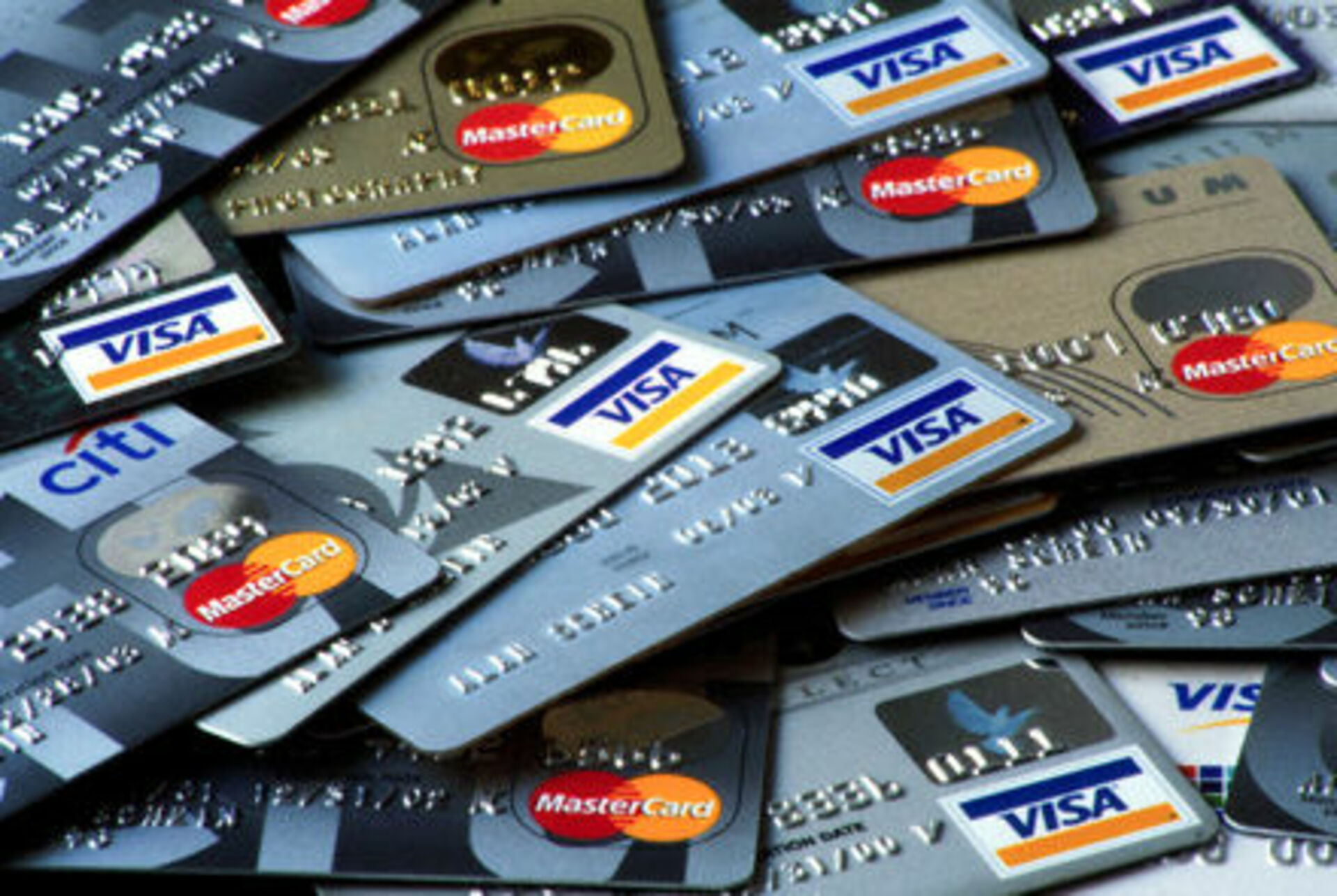 Много дебетовых карт. Кредитная карта. Пластиковые карточки. Пластиковые карты банковские.
