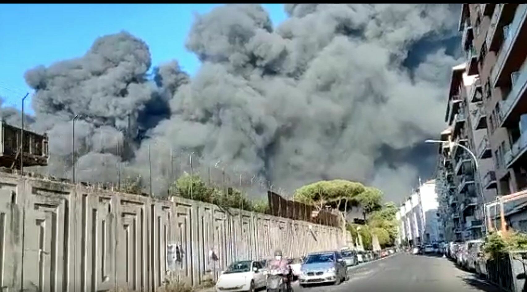 Рим заволокло густым черным дымом из-за мощного пожара (ВИДЕО)