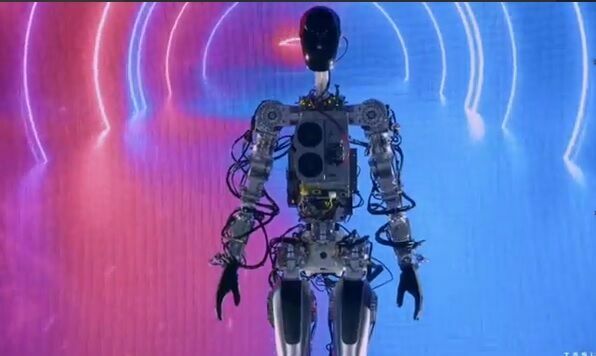 Пляшет, не поет: Илон Маск представил обещанного робота-гуманоида Optimus