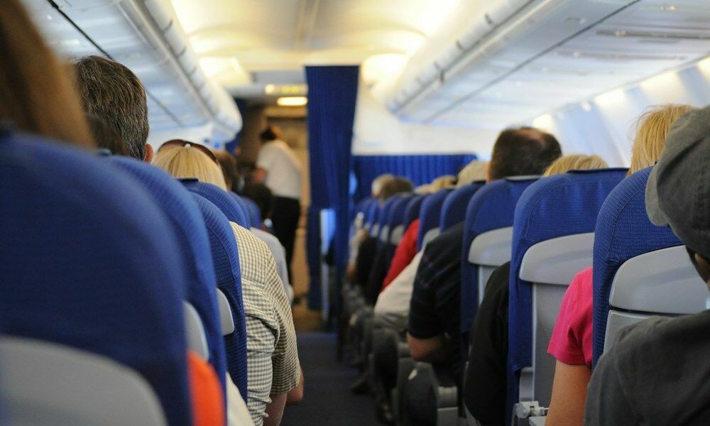 Минтранс пообещал не взимать плату за провоз верхней одежды в салоне самолета
