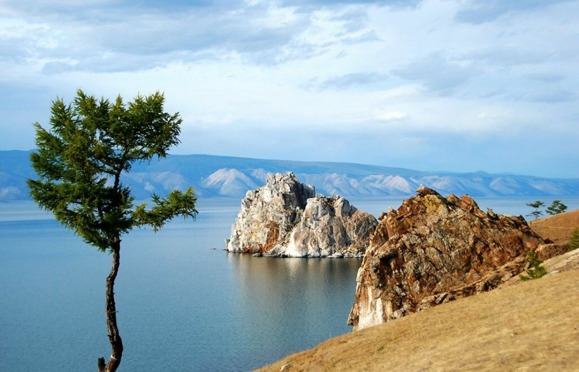 Пять морей и озеро байкал. Озеро Байкал остров Ольхон. Озеро Ольхон на Байкале. Остров Ольхон Восточная Сибирь. Юг острова Ольхон.