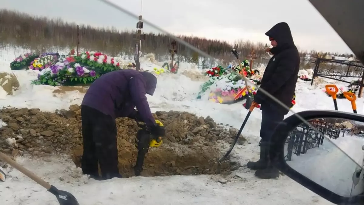 У близких покойной ушло два дня на то, чтобы вручную выкопать могилу на морозе.