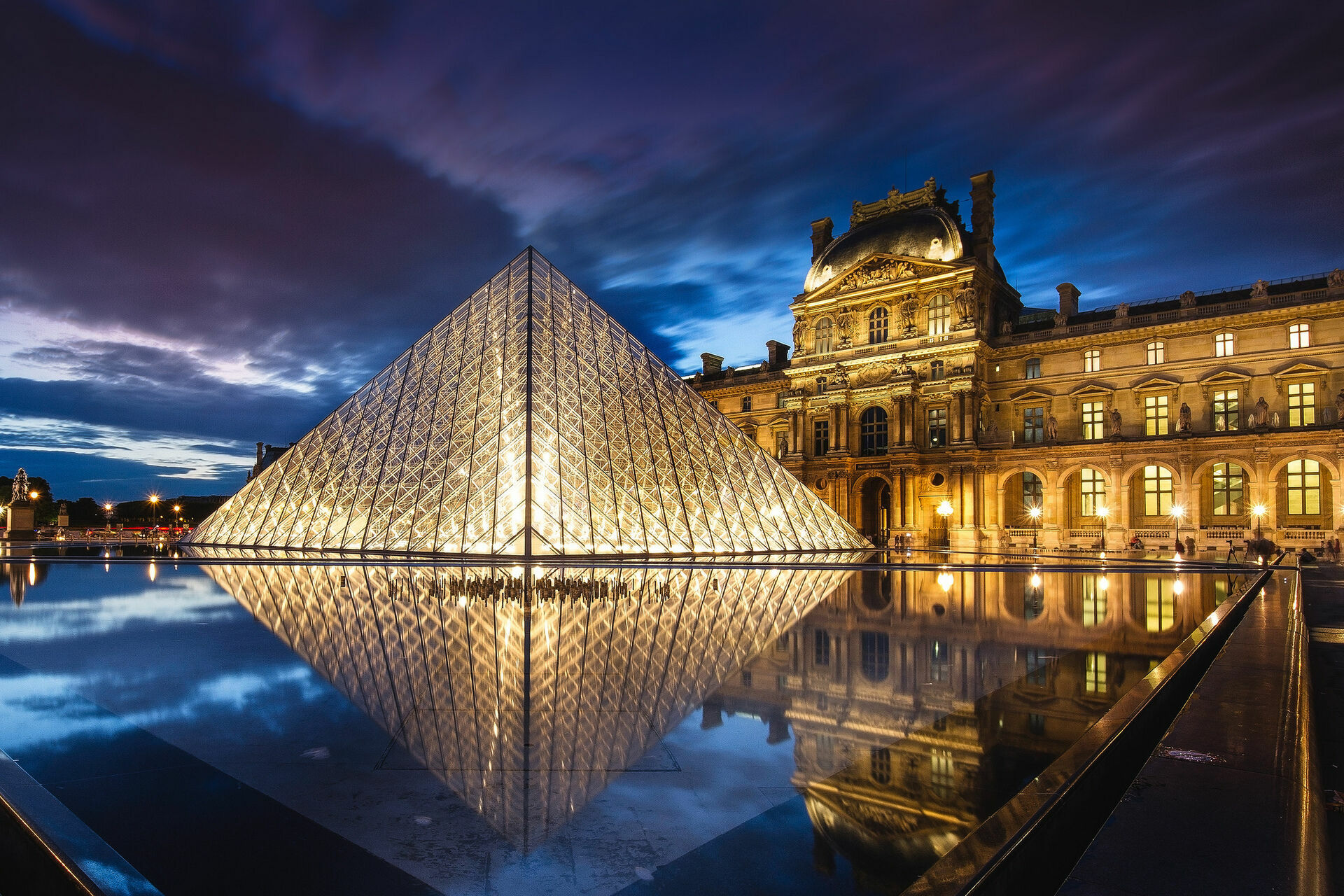В Париже сократят подсветку Лувра и Версаля ради экономии электричества