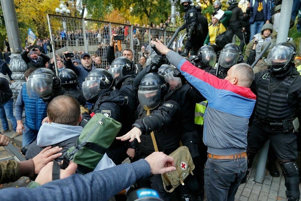 На "Михомайдане" в Киеве начались столкновения между полицией и митингующими
