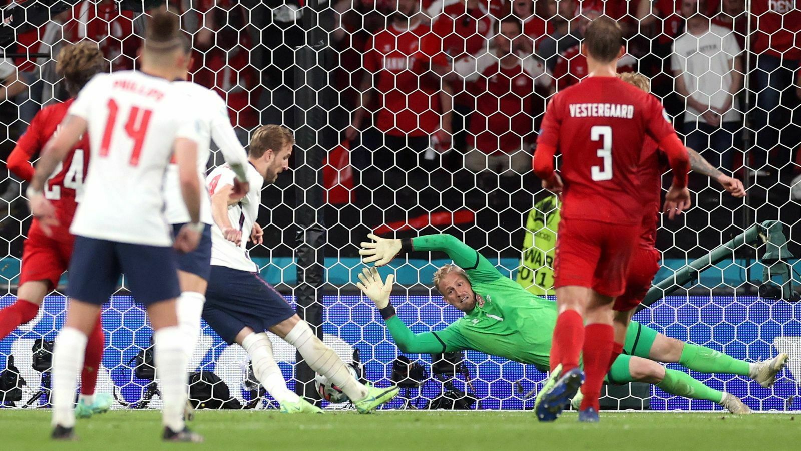 Пенальти сборной Англии в ворота датчан назвали позором судейства