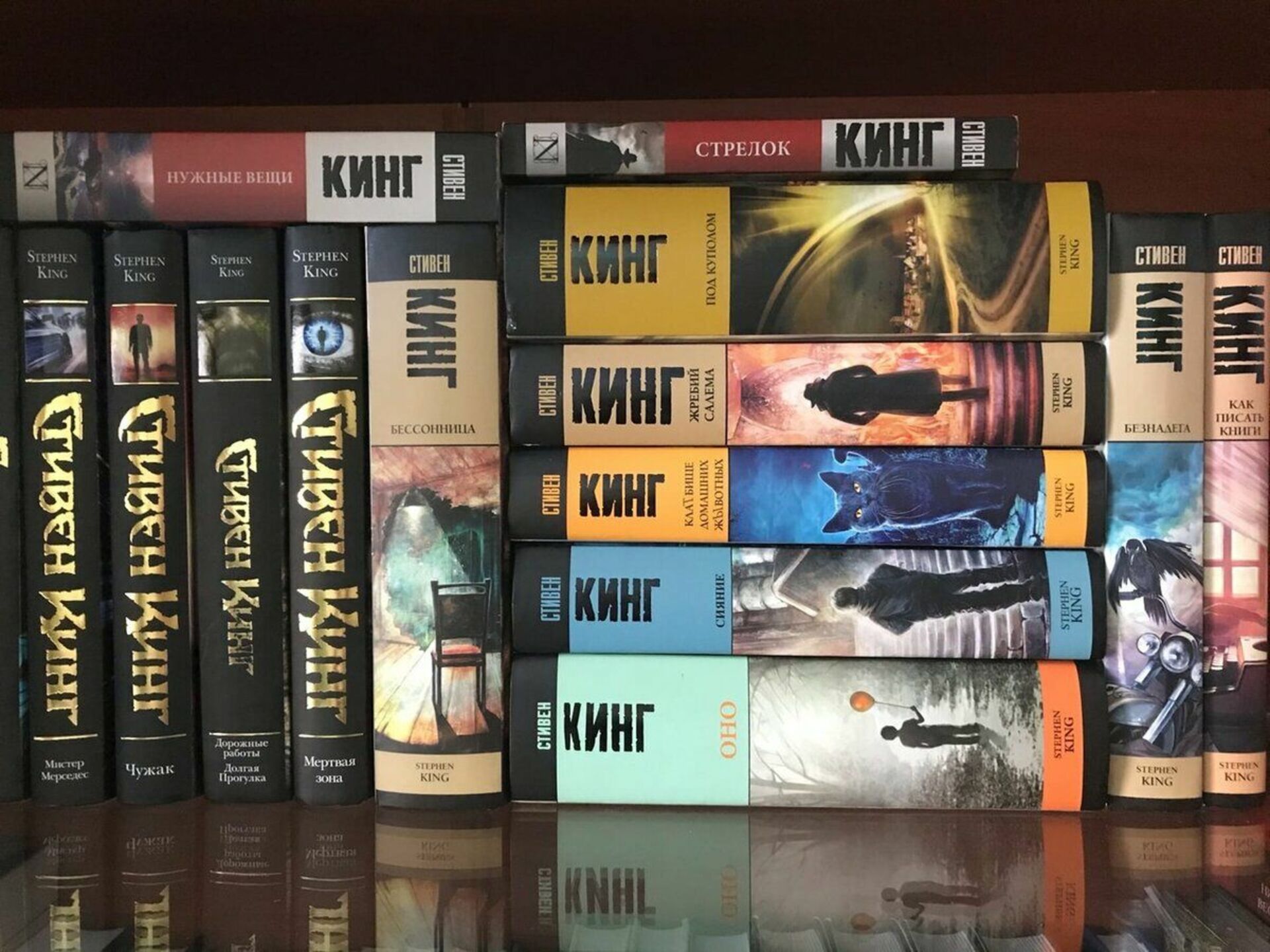 Лучшие произведения стивена кинга. Полка с книгами Стивена Кинга. Коллекция книг Стивена Кинга.