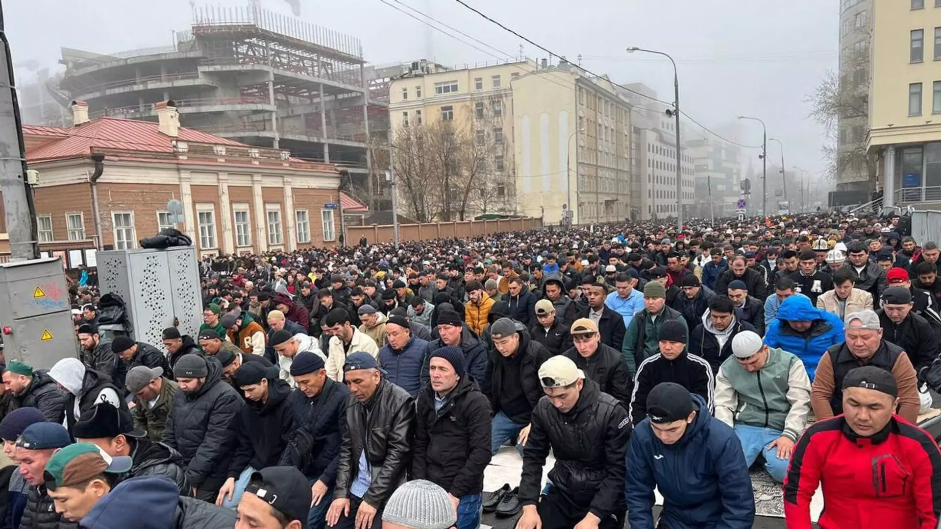В Москве и регионах России сотни тысяч мусульман сегодня отмечают Ураза-байрам