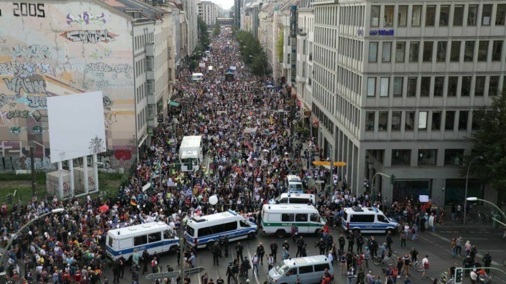 В Берлине проходят многотысячные протесты против карантина