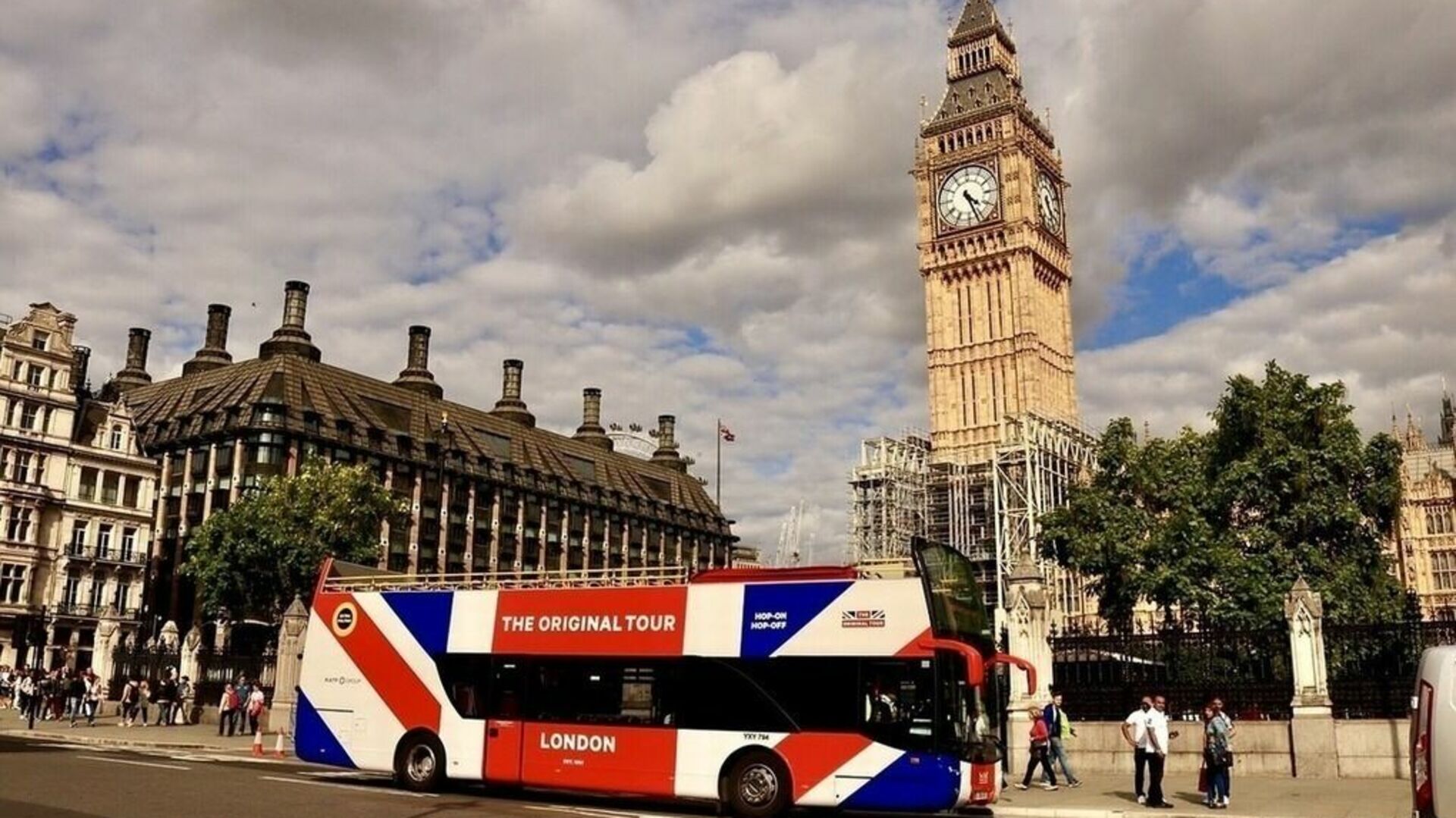 Собран лондон. Биг Бен (Великобритания). Флаг Великобритании и Биг Бен. Большой Бен в Лондоне. Биг Бен символ Великобритании.