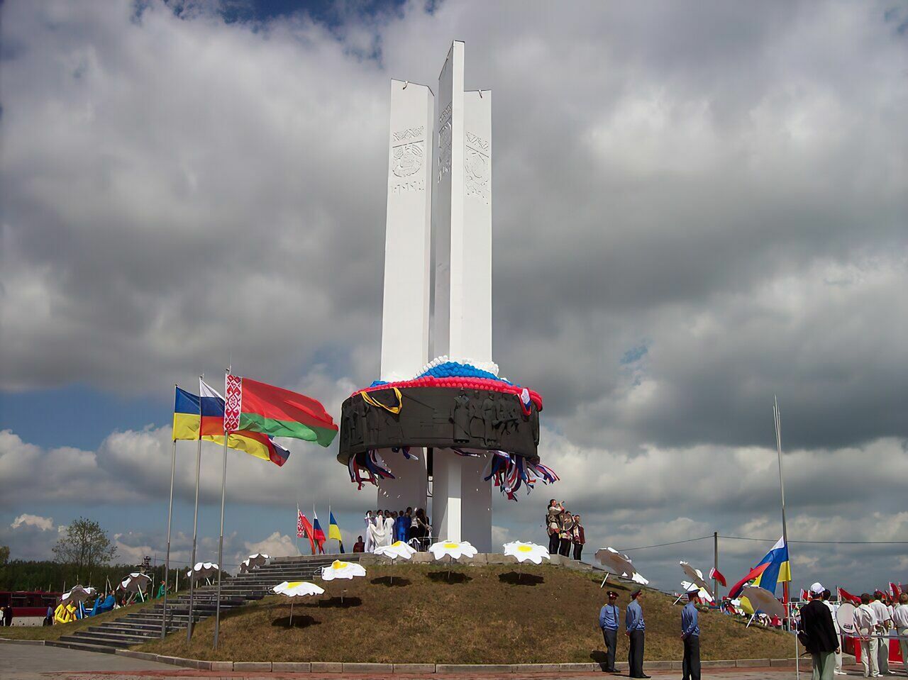Украина снесет памятник "Три сестры", установленный в знак дружбы с Белоруссией и РФ