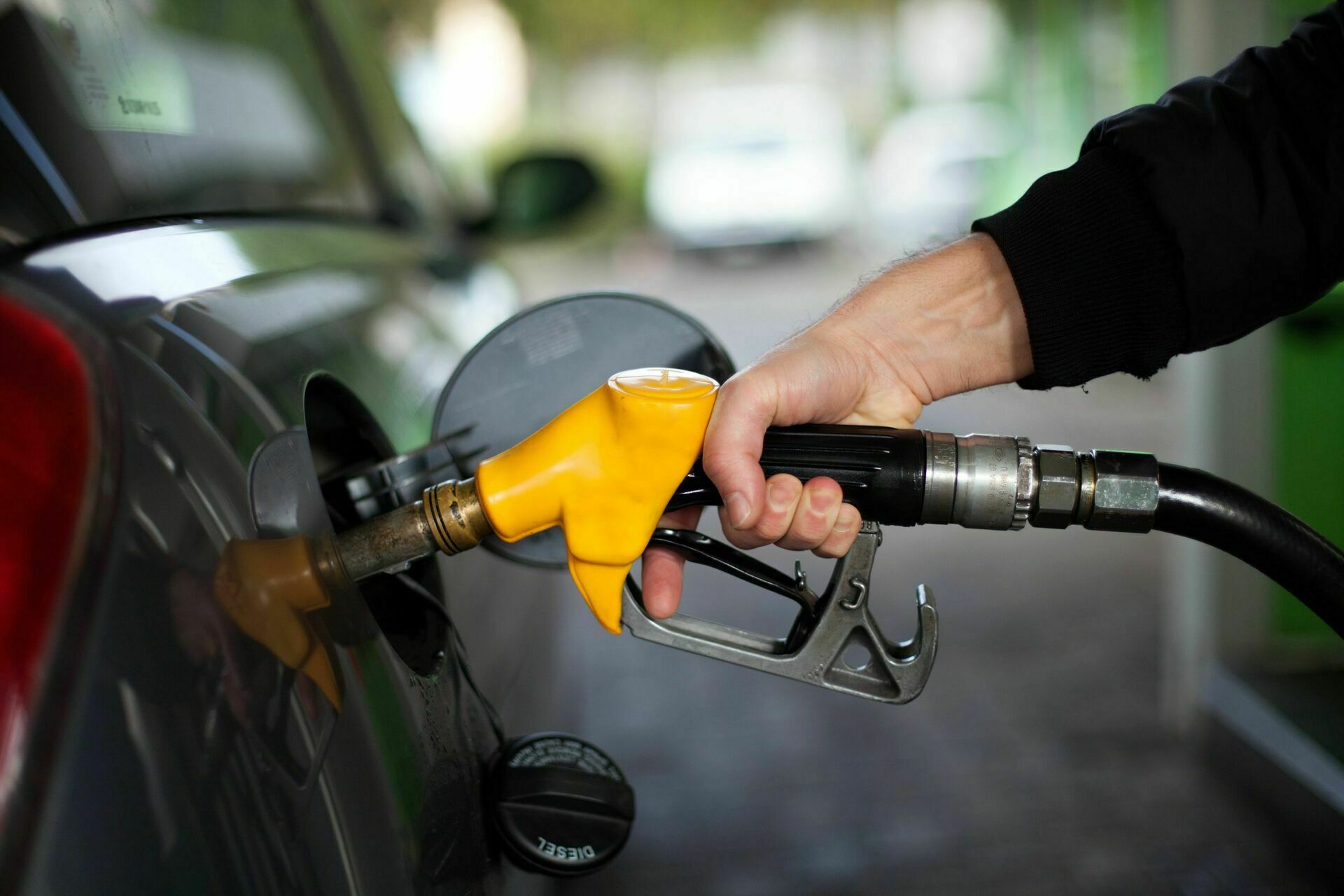 Оптовые цены на бензин в июне выросли на треть