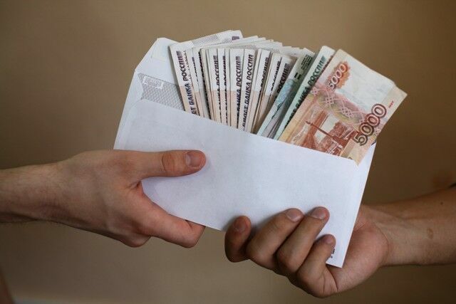 За год россияне получили в конвертах больше 13 триллионов рублей