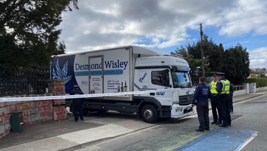 В Дублине грузовик снес ворота российского посольства