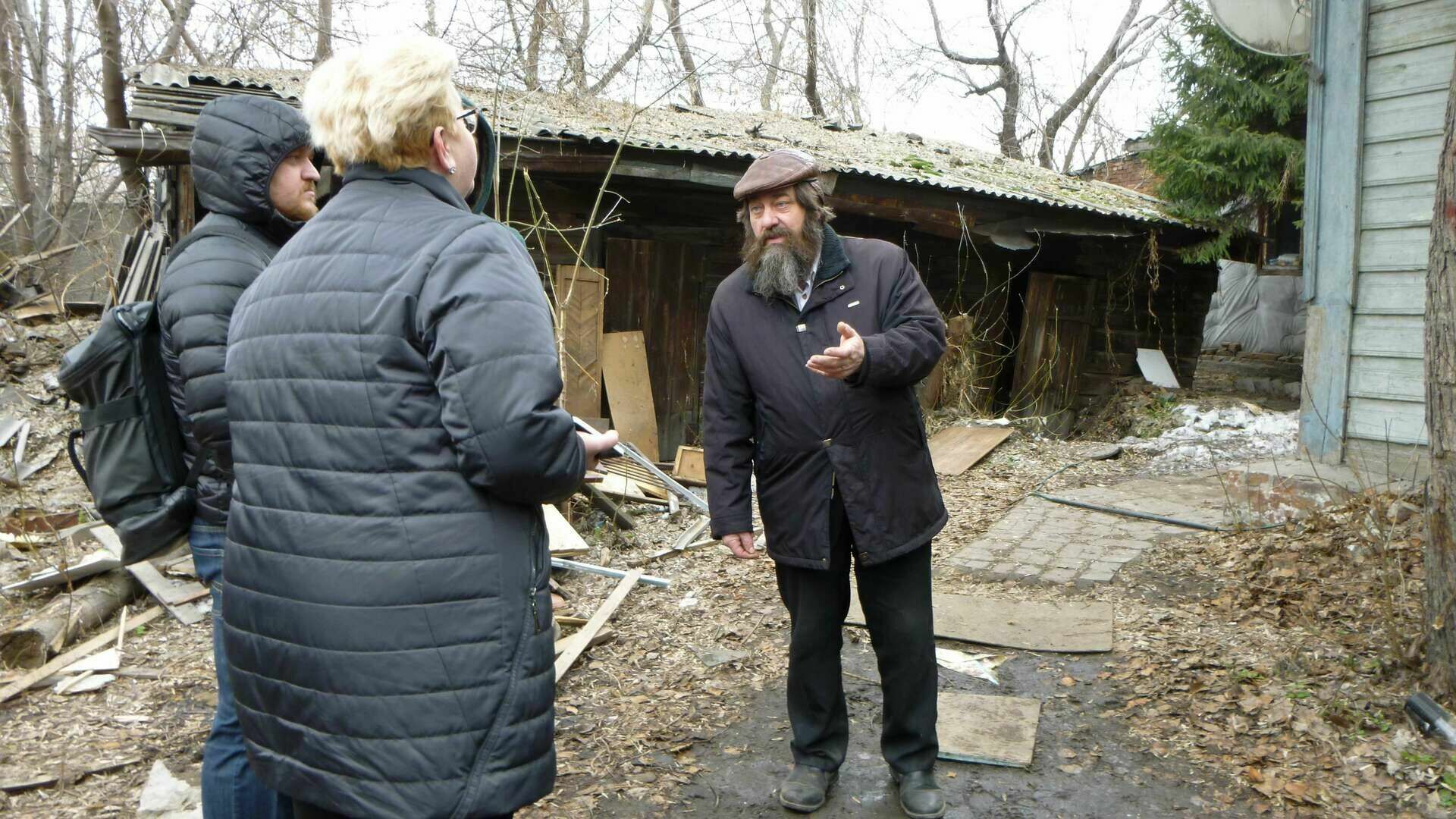 Историк Игорь Коновалов доказывает представительнице мэрии Галине Назаровой, что дом надо сохранить