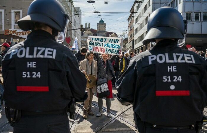 В Великобритании, Германии и Эстонии прошли протесты против карантинных мер