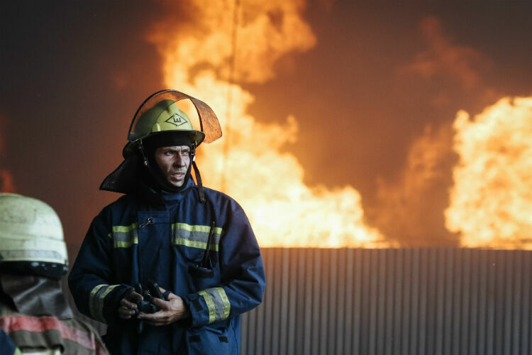 Пожар на нефтебазе под Киевом: спасатели эвакуируют людей в зоне 2 километров