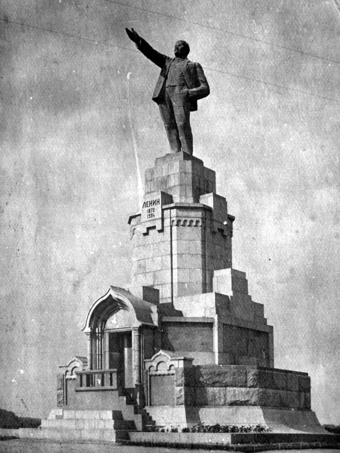 Памятник Ленину вскоре после установки. Архивное фото