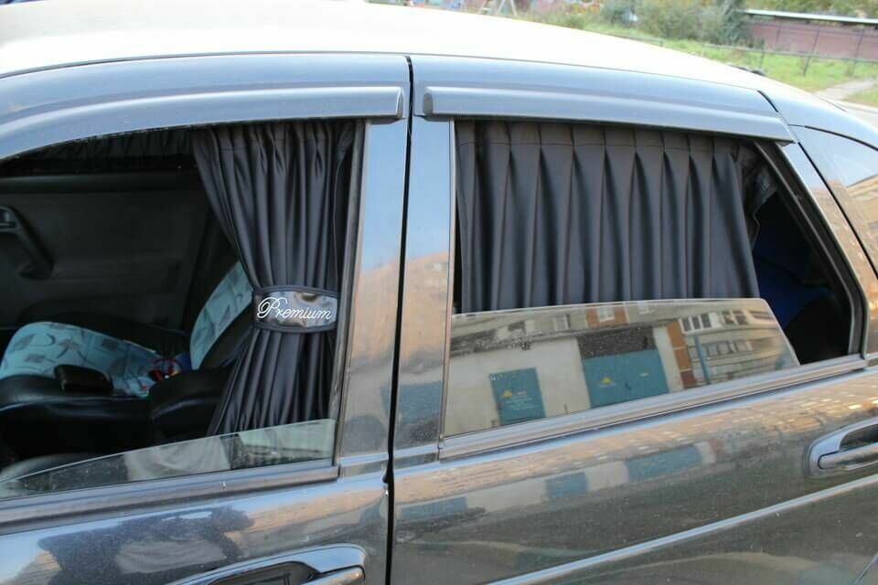 Автовладельцам ужесточили штрафы за шторки на окнах