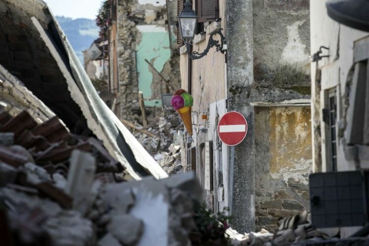 В результате землетрясения в Италии погибли 120 человек, число жертв растет