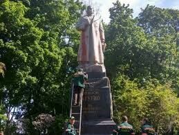 Украинские радикалы попытались разрушить памятник Ватутину