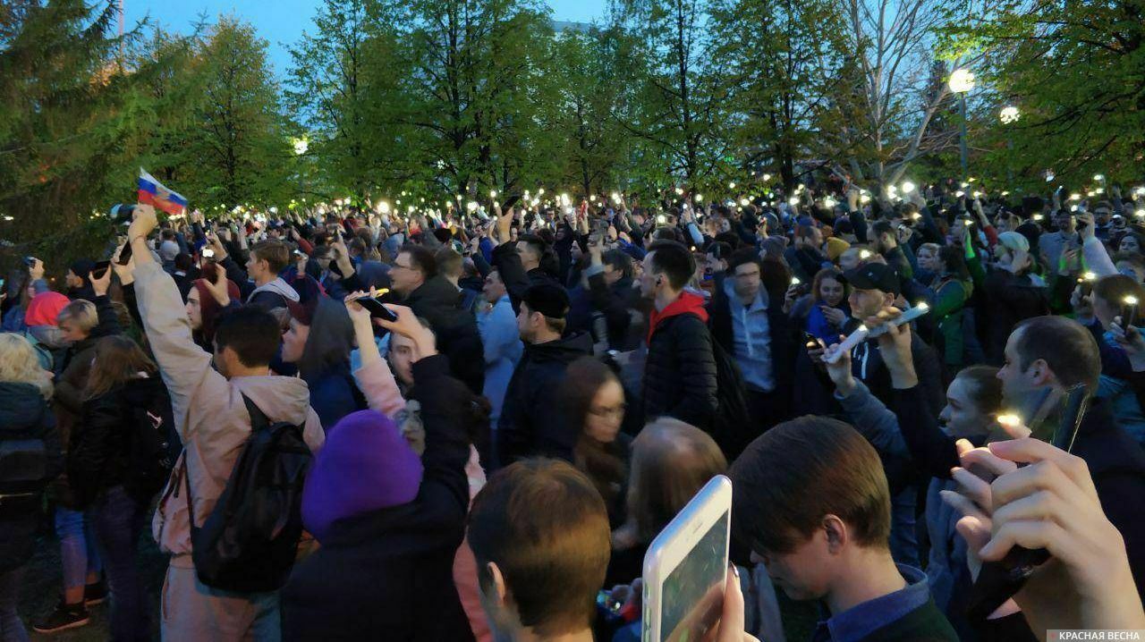 Видео дня: протестующие в Екатеринбурге устроили флешмоб