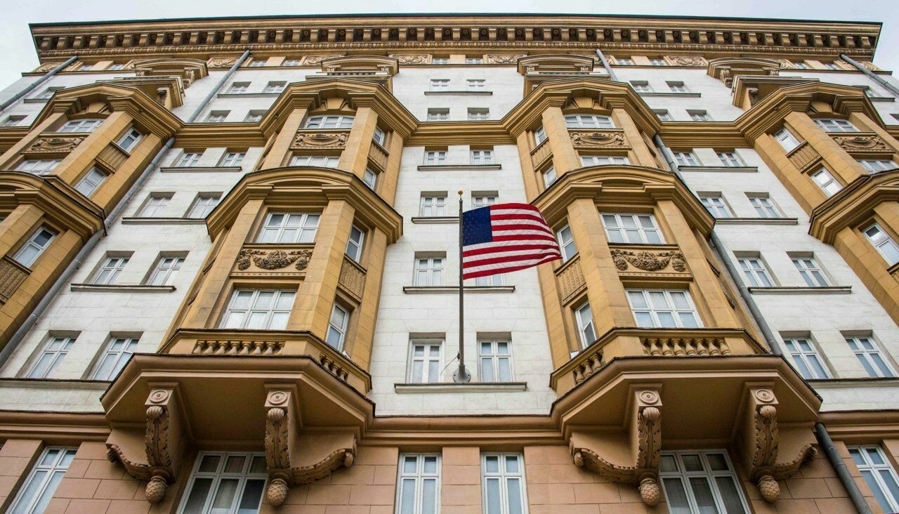 Посольство США в РФ сократит консульский штат на 75%