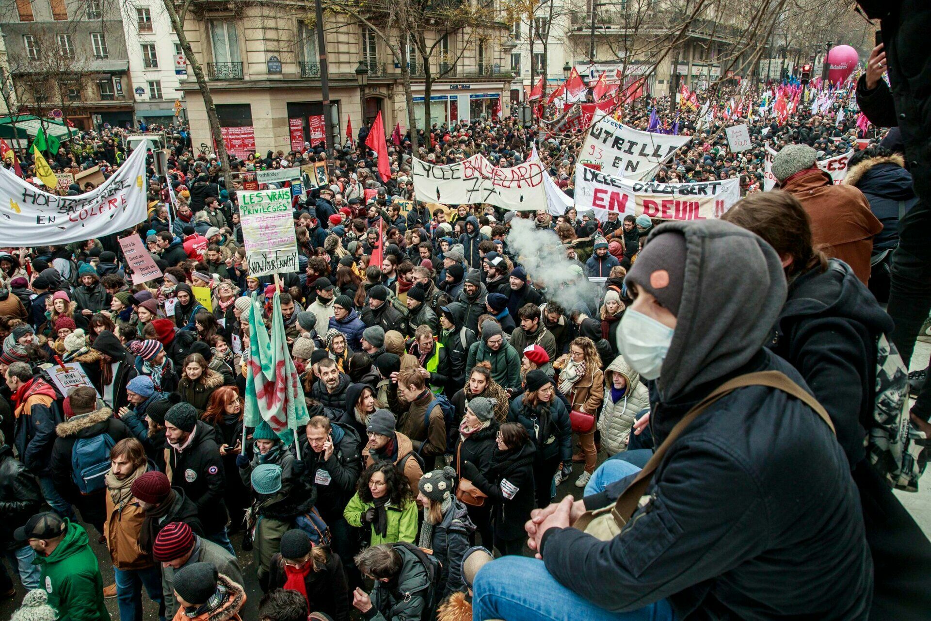 Правительство Франции утвердило проект пенсионной реформы, несмотря на протесты