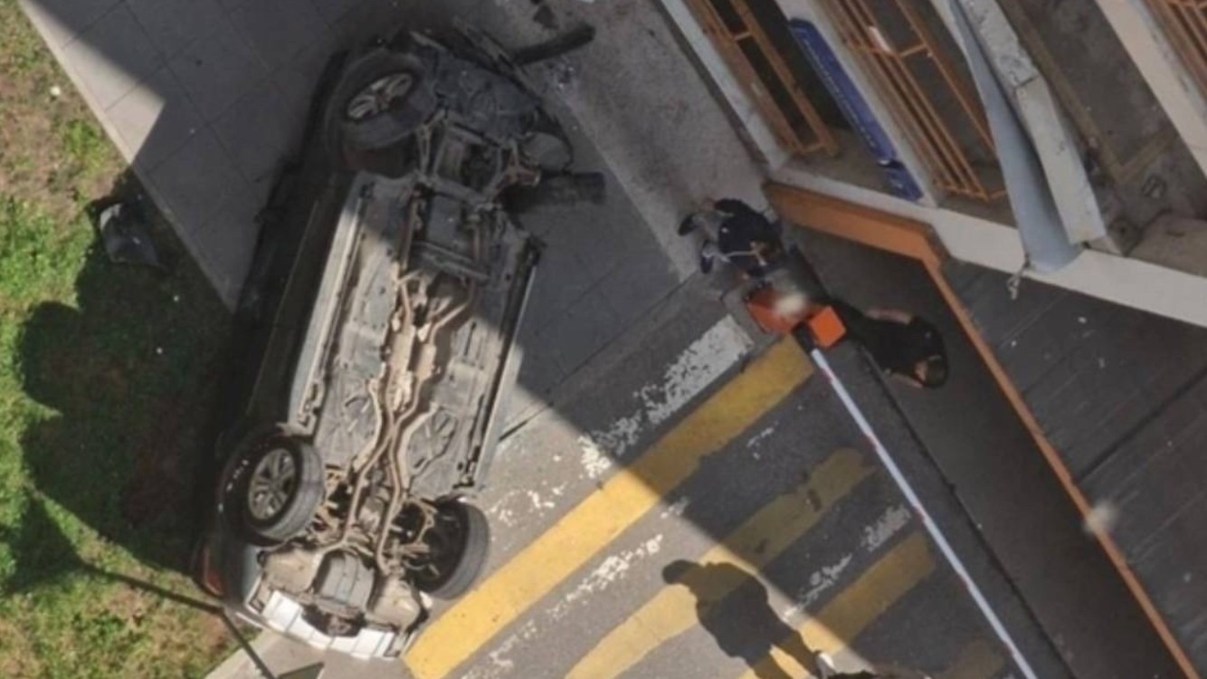 Тест на прочность: водитель упавшего с парковки Мерседеса — жив и здоров