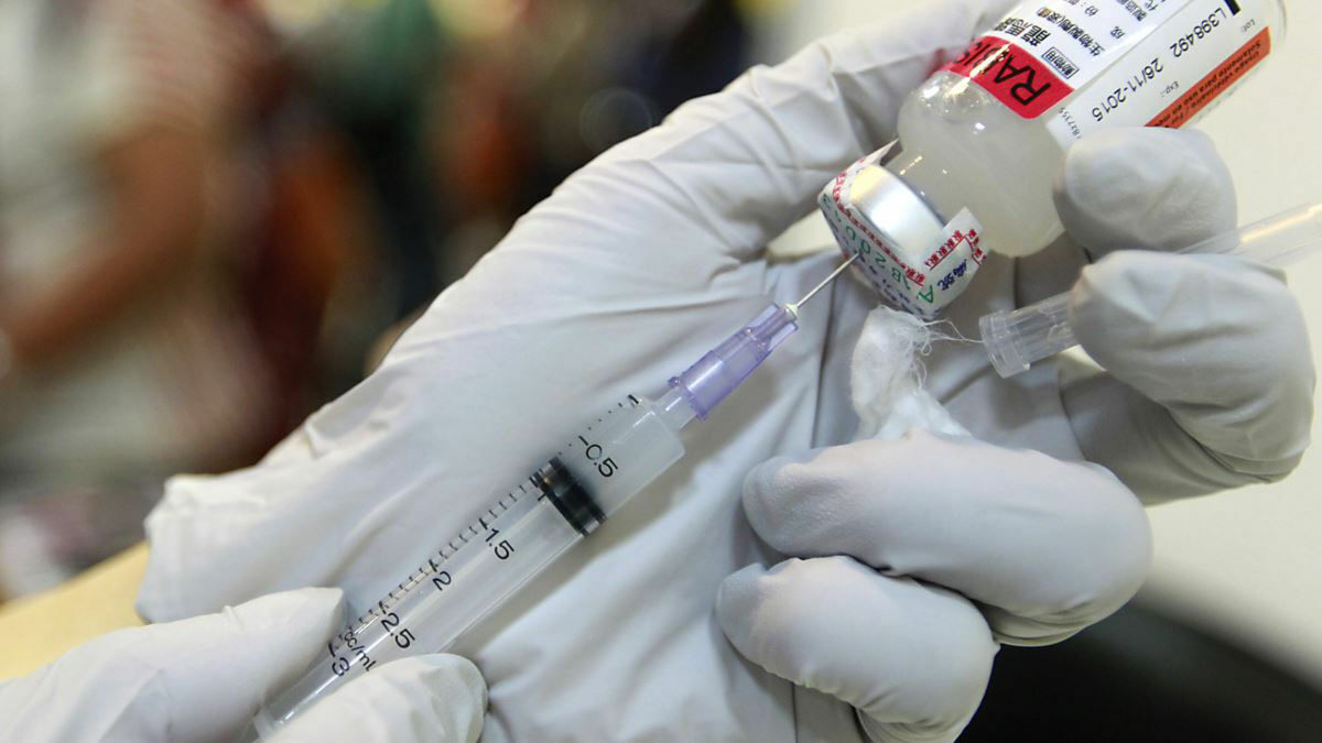 Обязательную вакцинацию от ковида ввели уже в четырех регионах