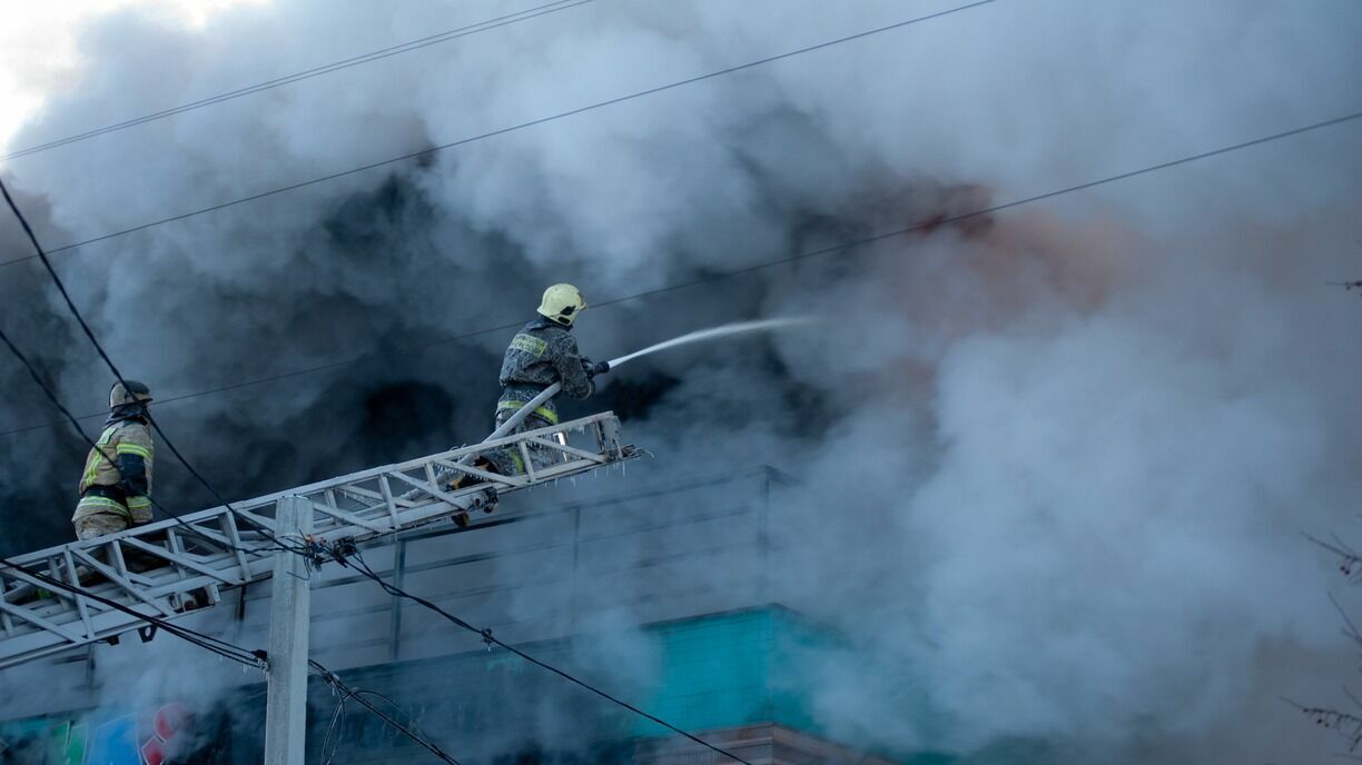 Пожарные локализовали огонь на нефтебазе Севастополе, загоревшейся от удара дрона