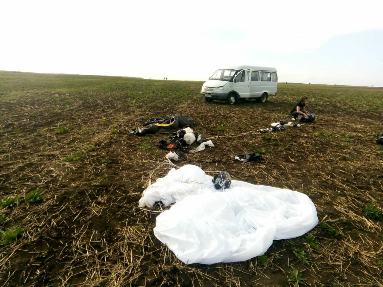 В Татарстане во время выполнения затяжного прыжка разбились два парашютиста