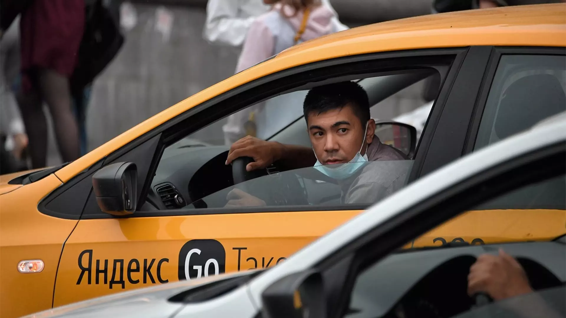 Саратовские власти запретили привлекать мигрантов для работы в такси и общепите