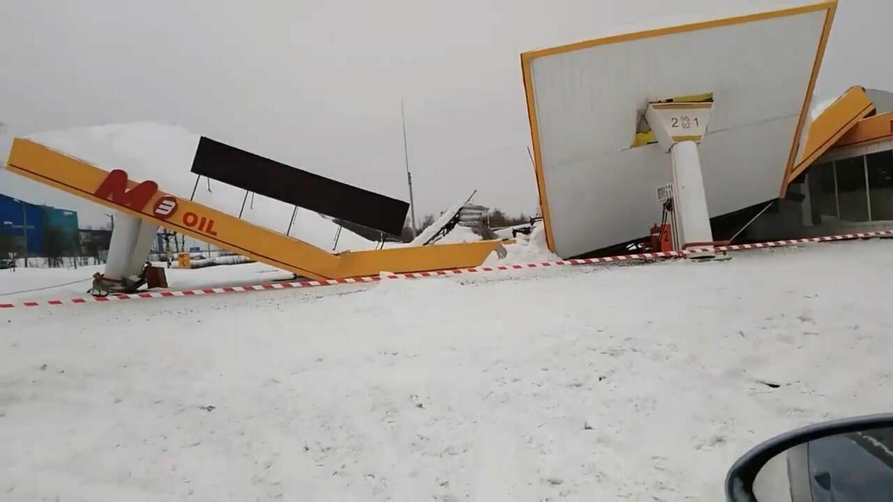 В Калужской области АЗС развалилась под тяжестью снега