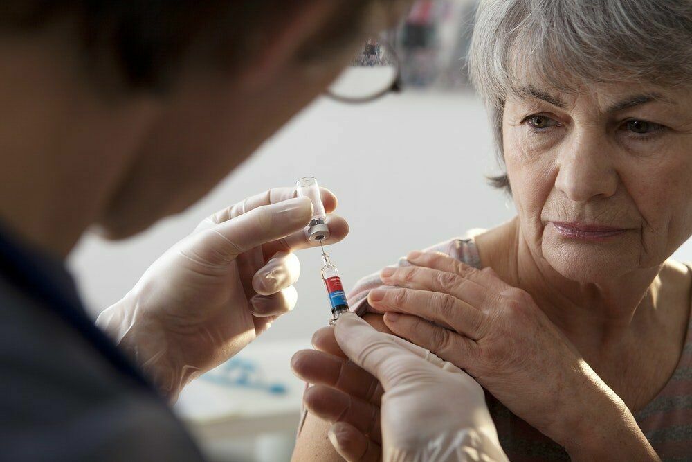 Россиянам старше 60 лет начнут делать прививки от коронавируса с 2021 года