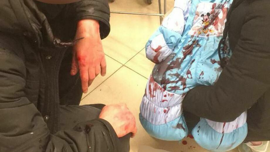 В Москве неадекватный водитель избил битой пешехода с младенцем