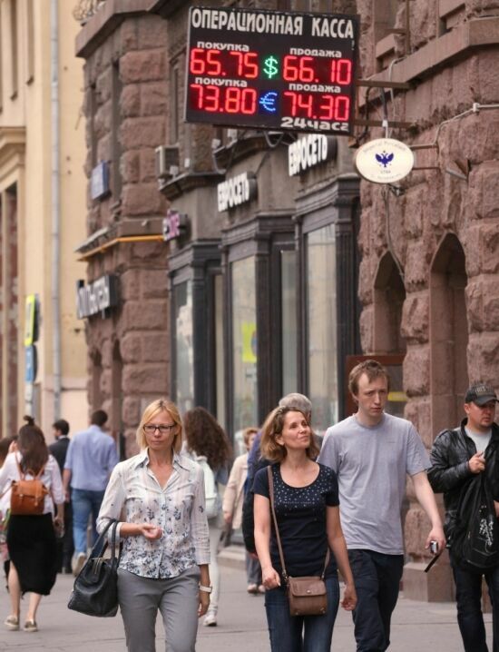 Рубль укрепляется на фоне ожидания тревожных вестей из Великобритании