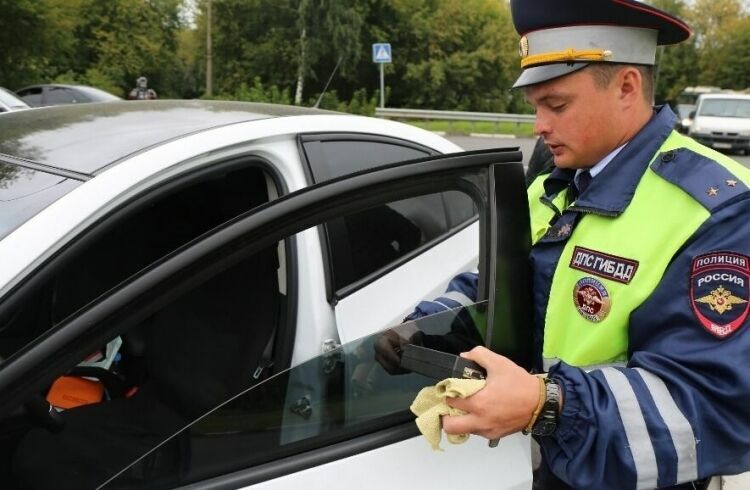 Полиция за сутки выявила в Москве тысячу авто с сильной тонировкой