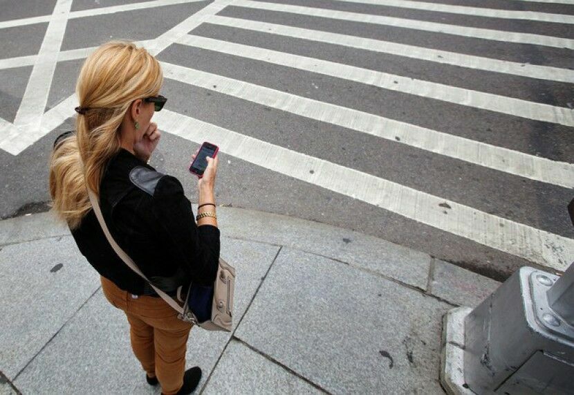 В Гонолулу запретили пялиться в телефон во время ходьбы по улицам